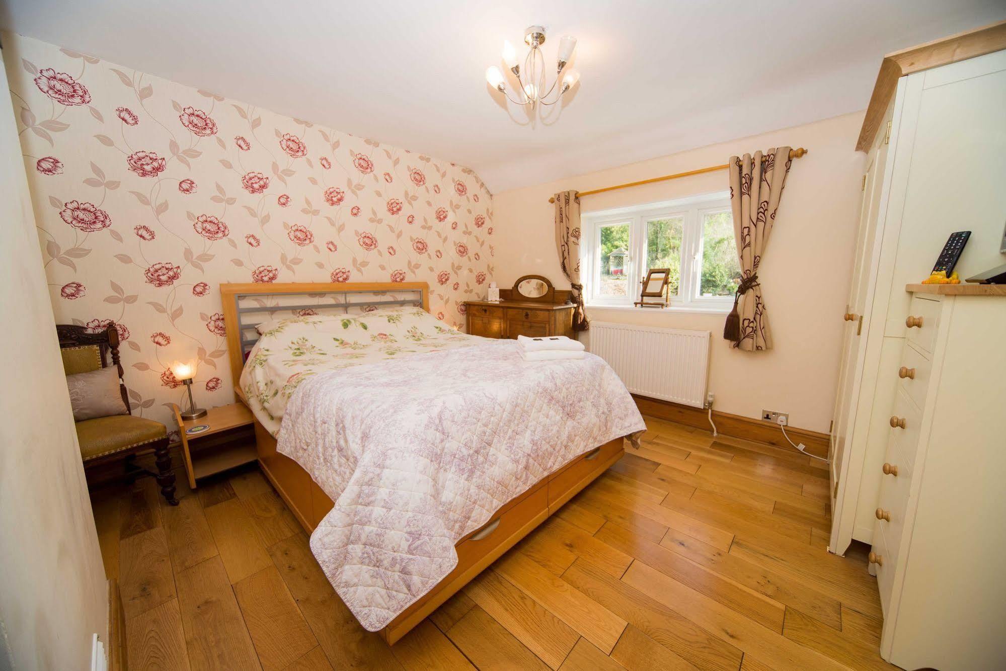 Cozy Snug Room, Short Drive To Lyme Regis, Crackling Fireplace, Private Balcony & Stunning Countryside Views, Free Private Parking & Wifi Axminster Eksteriør billede