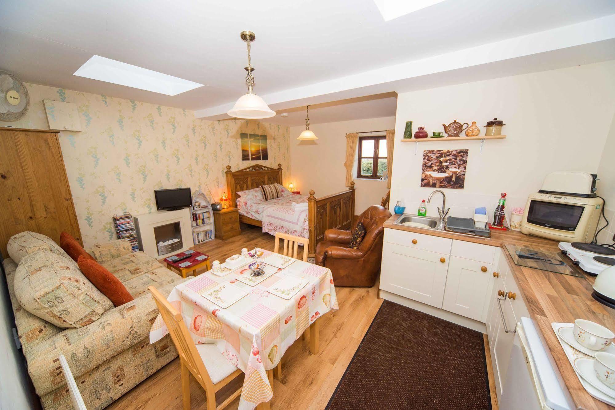 Cozy Snug Room, Short Drive To Lyme Regis, Crackling Fireplace, Private Balcony & Stunning Countryside Views, Free Private Parking & Wifi Axminster Eksteriør billede