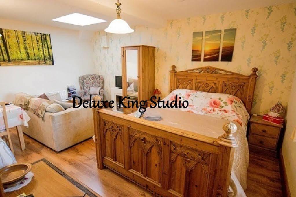 Cozy Snug Room, Short Drive To Lyme Regis, Crackling Fireplace, Private Balcony & Stunning Countryside Views, Free Private Parking & Wifi Axminster Eksteriør billede
