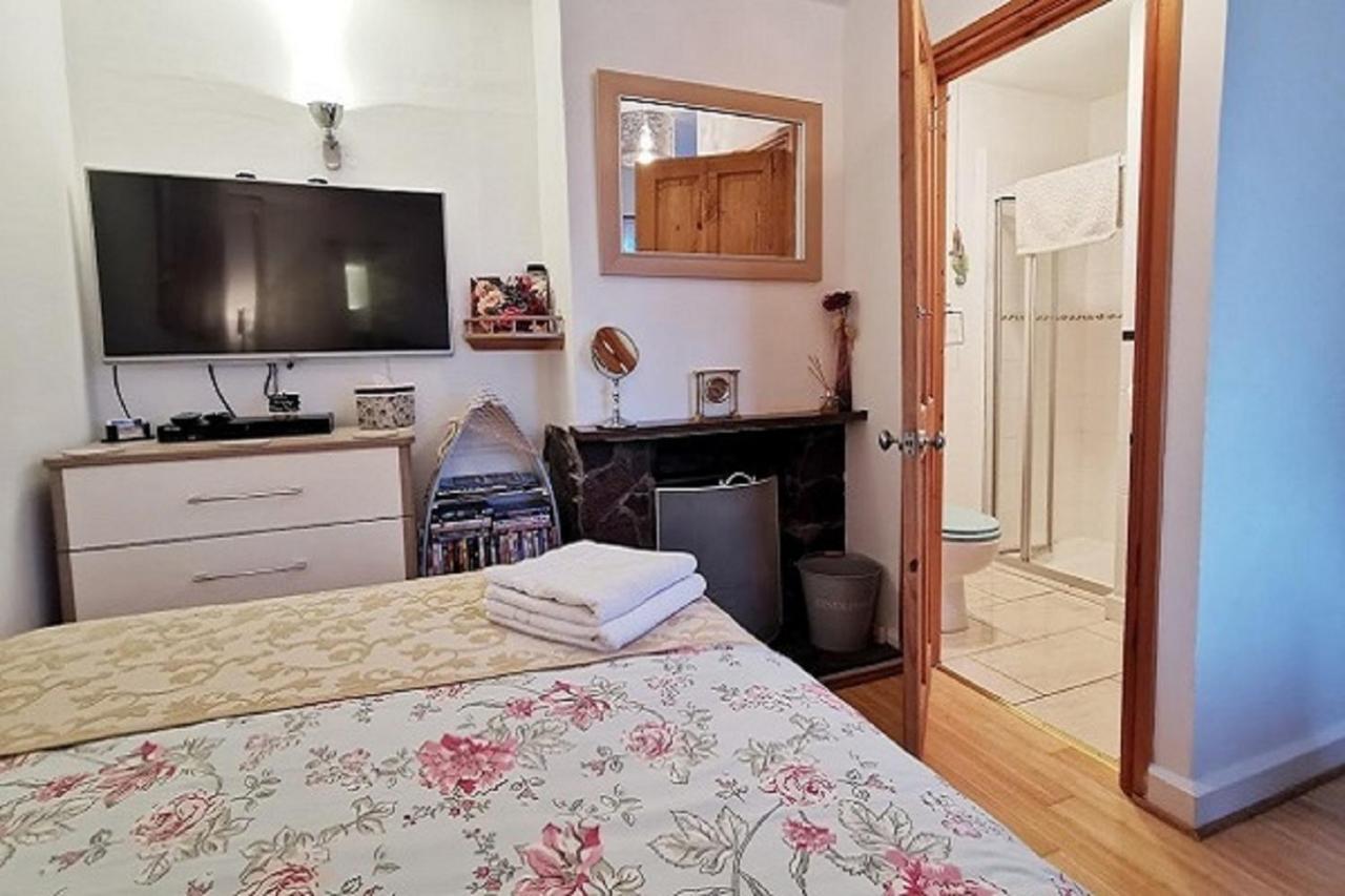 Cozy Snug Room, Short Drive To Lyme Regis, Crackling Fireplace, Private Balcony & Stunning Countryside Views, Free Private Parking & Wifi Axminster Eksteriør billede